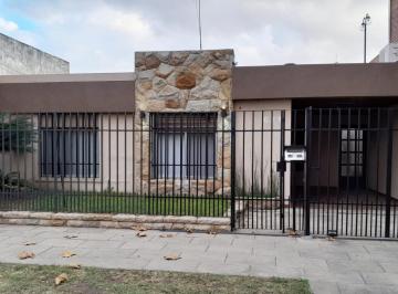 Casa de 4 ambientes, Morón · Casa Americana 4 Ambientes, Dos Baños, Pileta y Quincho