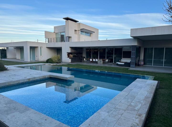 Casa · 550m² · 7 Ambientes · 3 Cocheras