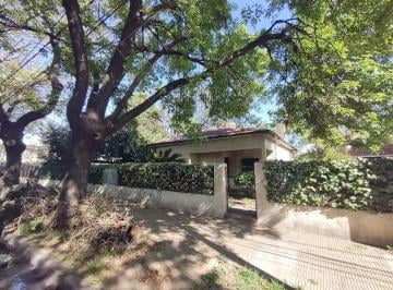 Casa · 160m² · 4 Ambientes · Chalet Tipo Alemán a Reciclar Sobre Gran Lote – Zona Rb