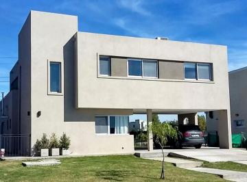 Casa · 185m² · 4 Ambientes · 2 Cocheras · Oportunidad! Casa a La Laguna en San Gabriel