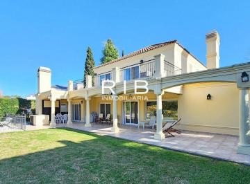 Casa de 5 ambientes, Pilar · Impecable Propiedad Neoclásica con 4 Dorm.