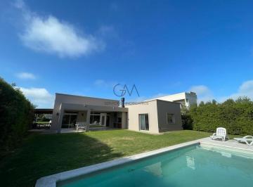 Casa · 230m² · 4 Ambientes · Excepcional Casa en Barrio Privado Rumenco