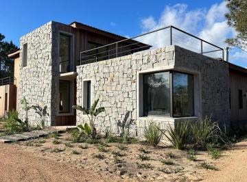 Casa · 310m² · 5 Ambientes · 3 Cocheras · Espectacular en Laguna Escondida a Estrenar, 4 Suites!