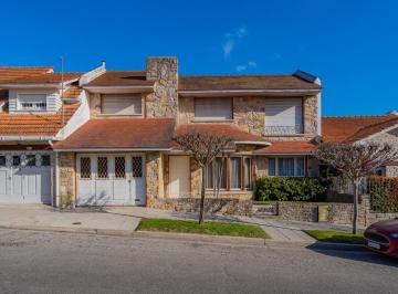 Casa · 342m² · 5 Ambientes · 2 Cocheras · Chalet Sobre Excelente Lote, en El Tradicional Entorno del Barrio Chauvín.