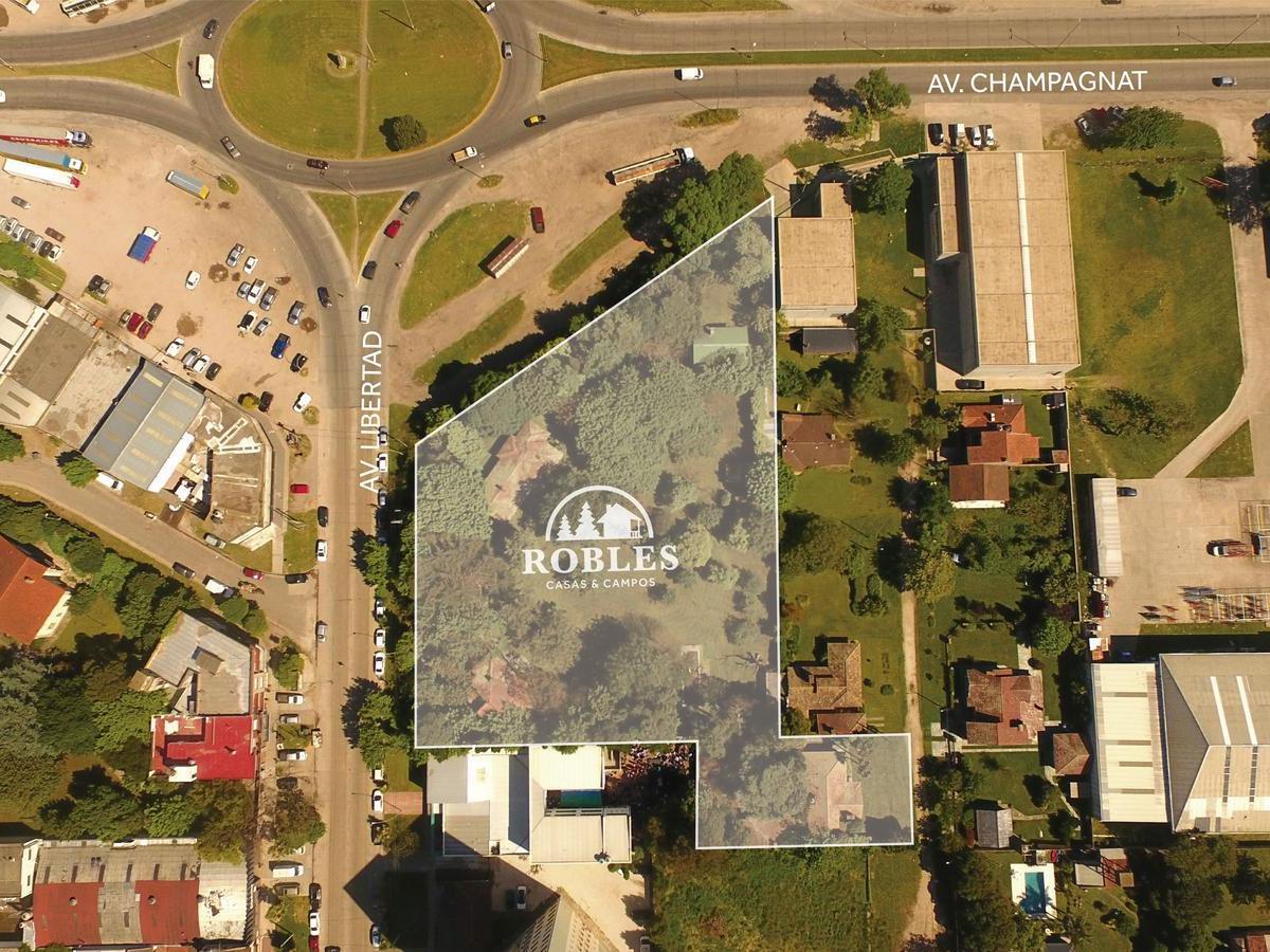 En excepcional esquina de avenidas Libertad y Champagnat, única por su ubicación y superficie, se encuentran esta importante fraccion con un total de 6.685 m2