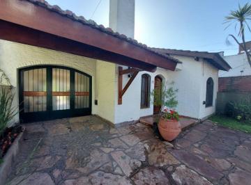 Casa · 160m² · 5 Ambientes · 2 Cocheras - Attili & Bisso Negocios Inmobiliarios C.M.C.P.S.I. N° 5077 Lº8 Fº146 · Casa en Alquiler con Quincho y pileta"Apto Profesional / Comercial", Villa Morra, Pilar