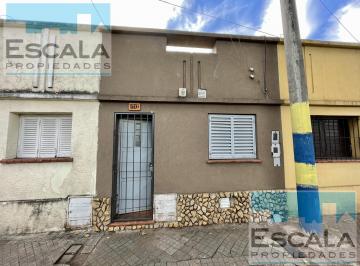 Casa · 31m² · 2 Ambientes · 1 Cochera · Casa de un Dorm con Patio en Venta / Alquiler