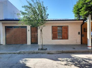 Casa · 185m² · 5 Ambientes · 2 Cocheras · Casa a La Venta en Yofre Norte