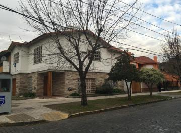 Casa · 240m² · 5 Ambientes · 2 Cocheras · Capello 398