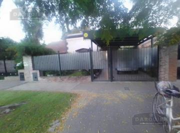 Casa · 354m² · 2 Dormitorios · 1 Cochera · Casa en Almirante Brown