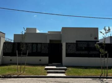 Casa · 520m² · 2 Dormitorios · 1 Cochera · Casa en Venta de Dos Dorm. con Pileta