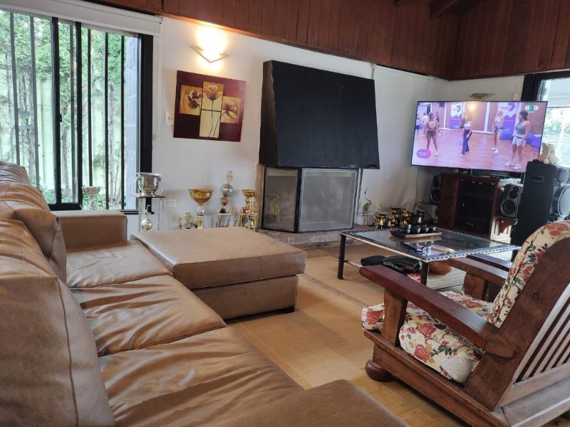 Chalet 4 amb, 360m² con pileta y garage para 3 autos