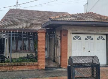 Casa de 3 ambientes, Lanús · ¡Casa 3 Amb C/ Fondo Libre, Jardín y Garaje!