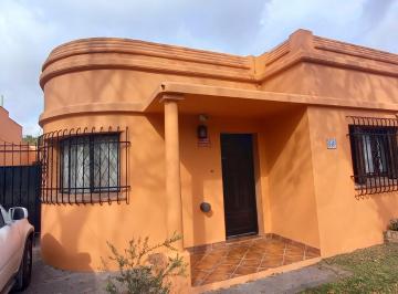 Casa de 4 ambientes, Esteban Echeverría · Casa a La Venta, Ubicada en Zona Céntrica, Residencial