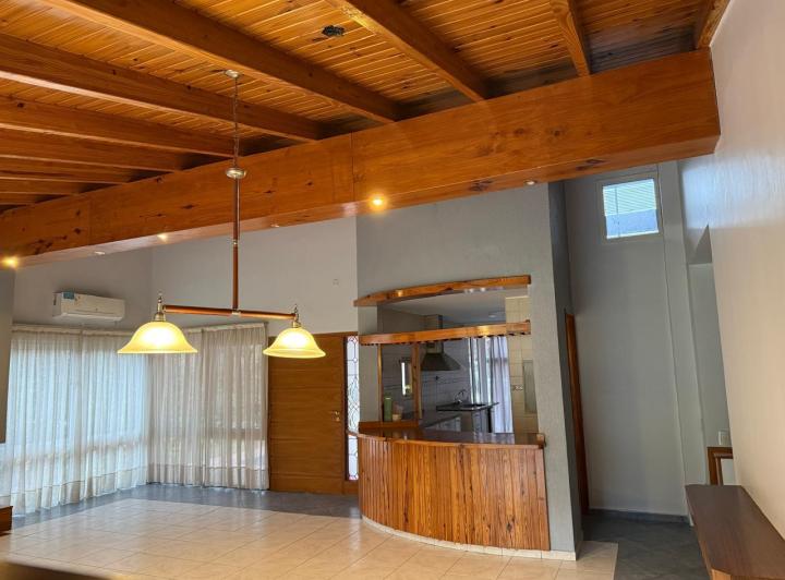 Casa · 230m² · 6 Ambientes · 2 Cocheras