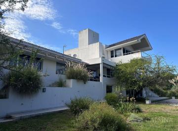 Casa · 450m² · 4 Ambientes · 3 Cocheras · Casa en Venta en Villa Allende Golf