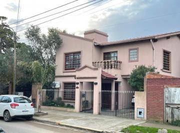 Casa · 200m² · 5 Ambientes · 1 Cochera · Hermosa Casa de 5 Amb - Ideal Para Vivienda Permanente!