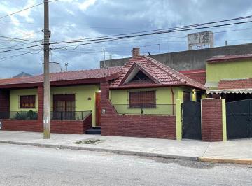 Casa · 150m² · 3 Ambientes · Casa de 3 Amb + 2 Dptos de 2 y 3 Amb C/u. - Ideal Para Inversor!