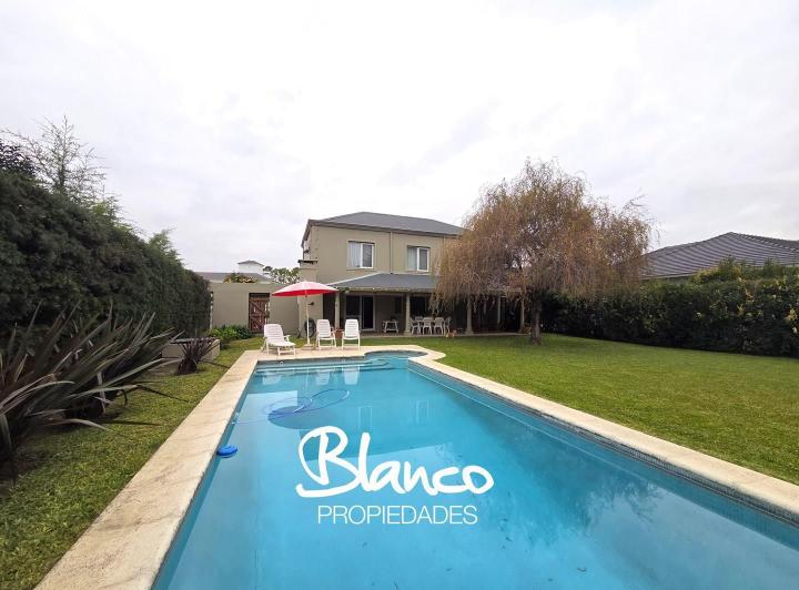 Casa · 240m² · 4 Ambientes · 3 Cocheras