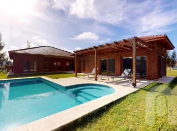 Casa · 205m² · 5 Ambientes · 2 Cocheras · Venta Casa de 3 Dormitoros en Miralagos