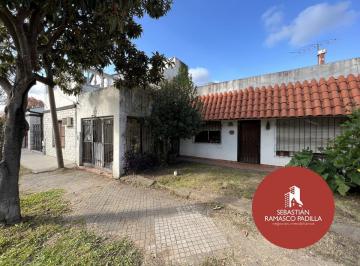 Terreno · 176m² · 5 Ambientes · 1 Cochera · Casa a Reciclar en Zona Comercial de Fisherton, con Potencial Para Construir Pb 2 Pisos