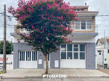 Casa · 318m² · 4 Ambientes · 1 Cochera · Chalet de 4 Ambientes con Quincho, Local y Parque
