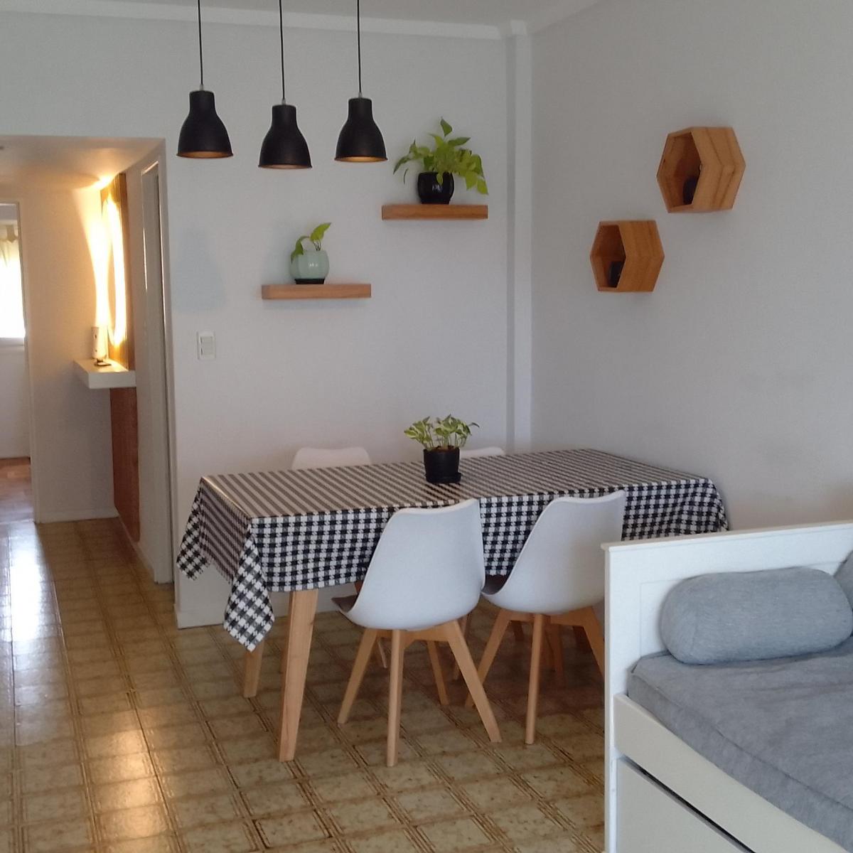 Living comedor con balcon saliente cubierto, cocina separada, baño completo, dormitorio con placard. Cochera cubierta