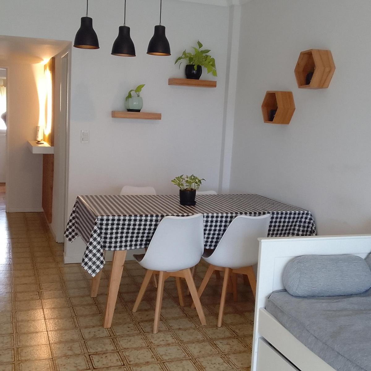 Living comedor con balcon saliente, cocina separada, baño completo, dormitorio con amplio placard. Cochera cubierta