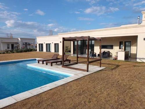 Casa · 270m² · 4 Ambientes · 2 Cocheras