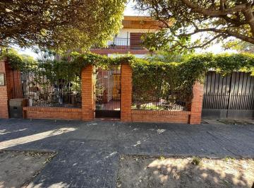 Casa · 244m² · 4 Ambientes · 4 Cocheras · Casa en Venta - Parque Leloir