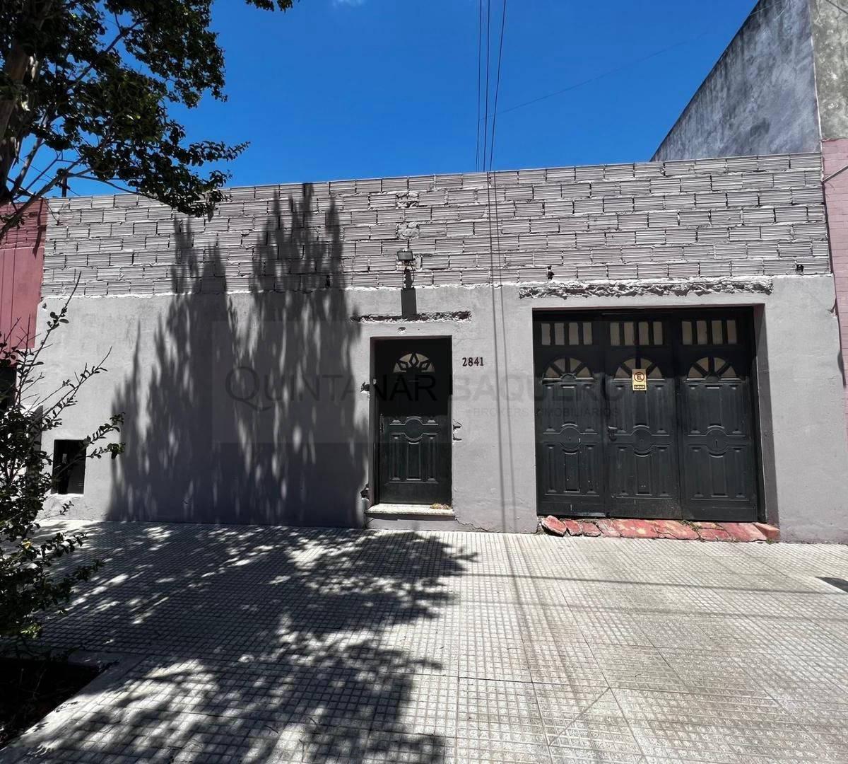 Castañon 2841. Entre Av. Fernandez De La Cruz y Itaqui