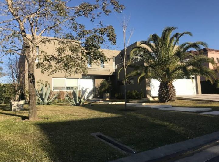 Casa · 450m² · 6 Ambientes · 3 Cocheras