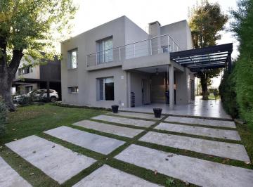Casa · 238m² · 5 Ambientes · Venta Casa en Country " El Sosiego" Canning