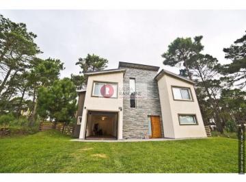 Casa · 300m² · 4 Dormitorios · 2 Cocheras · Casa Moderna en Pinamar Norte