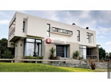 Casa · 238m² · 4 Dormitorios · 2 Cocheras · Casa en Carilo, a Pasos del Mar