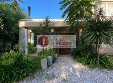 Casa · 285m² · 4 Dormitorios · 1 Cochera · Casa con Piscina en Carilo
