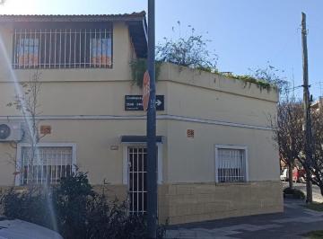 Casa de 4 ambientes, Villa Devoto · Casa de 4 Ambientes 2 Baños, Quincho, y Terraza. Lote Propio