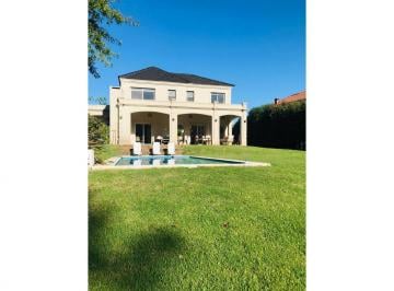 Casa · 170m² · 4 Ambientes · 2 Cocheras · Venta - Excelente Casa de Diseño en Barrio Los Castores