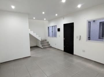 Casa · 60m² · 3 Ambientes · 1 Cochera · Moderno Duplex 3 Amb C/cochera en Banfield!