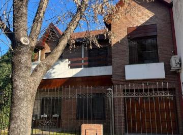 Casa · 190m² · 6 Ambientes · 3 Cocheras · Castelar Norte Chalet 6 Ambientes en Venta a Nuevo! Acepta P