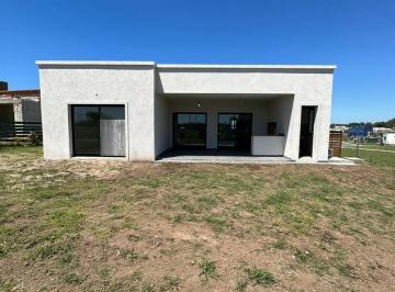 Casa · 185m² · 5 Ambientes · 1 Cochera · Casa a Estrenar en Barrio San Sebastian Area 13