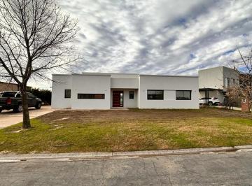 Casa · 180m² · 4 Ambientes · 4 Cocheras · Alquiler Casa El Canton