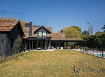 Casa · 393m² · 6 Ambientes · 2 Cocheras · Excelente Propiedad Sobre Lote 1850 m² en Esquina - Teresa Urdapilleta Propiedades