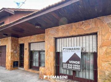 Casa · 158m² · 4 Ambientes · 1 Cochera · Chalet Cuatro Ambientes
