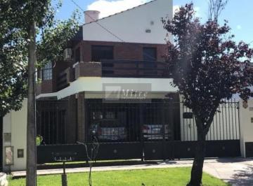 Casa · 210m² · 5 Ambientes · 2 Cocheras · Chalet 3 Dorm. Escrit. Quincho, Parque y Cochera X 2. Chalet en Venta.