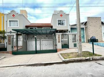Casa de 6 ambientes, Córdoba · Alquilo Barrio San Salvador - Duplex Tres Dorm. - Tres Baños - Cochera