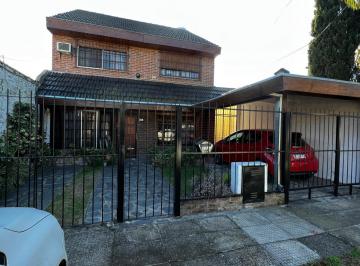 Casa · 230m² · 4 Ambientes · 2 Cocheras · Casa Venta Tres Dorm. Piscina Ituzaingo Apto Credito