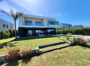 Casa · 300m² · 5 Ambientes · 6 Cocheras · Casa en Venta El Canton