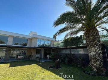 Casa · 600m² · 5 Ambientes · 2 Cocheras · Casa Minimalista en Venta en Castelar Norte