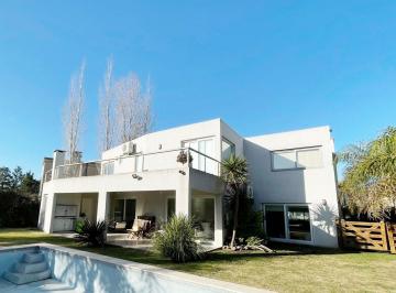 Casa de 8 ambientes, Pilar · Casa Moderna de 5 Dorm. en Ayres de Pilar